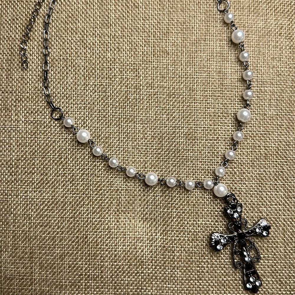 Pretty Pearl-Colored Beaded Cross Necklace 🖤🤍
